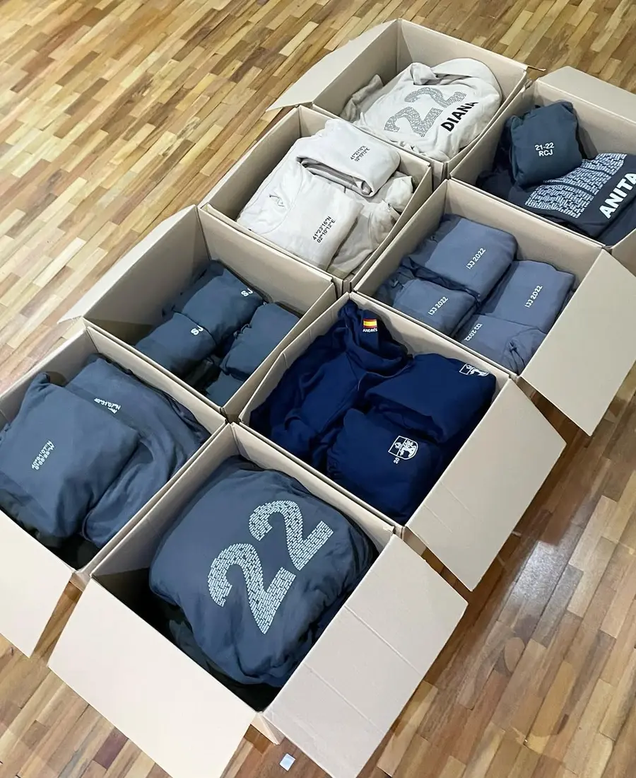 Cajas organizadas con pedidos de sudaderas personalizadas listas para enviar
