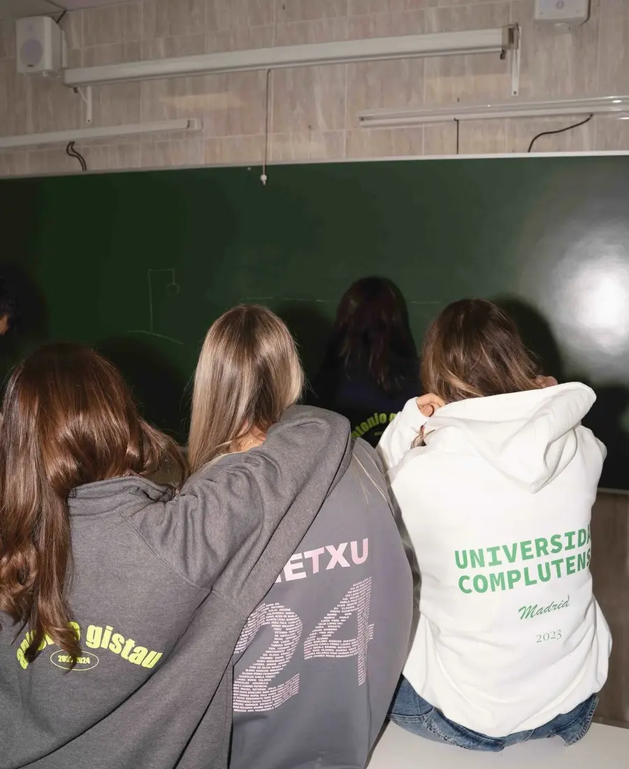 Estudiantes universitarias con sudaderas personalizadas y diseños traseros